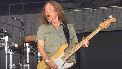 JEFF PILSON Says FOREIGNER's Farewell Tour 'Has Been So Much Fun': 'We're In A Fantastic Place'